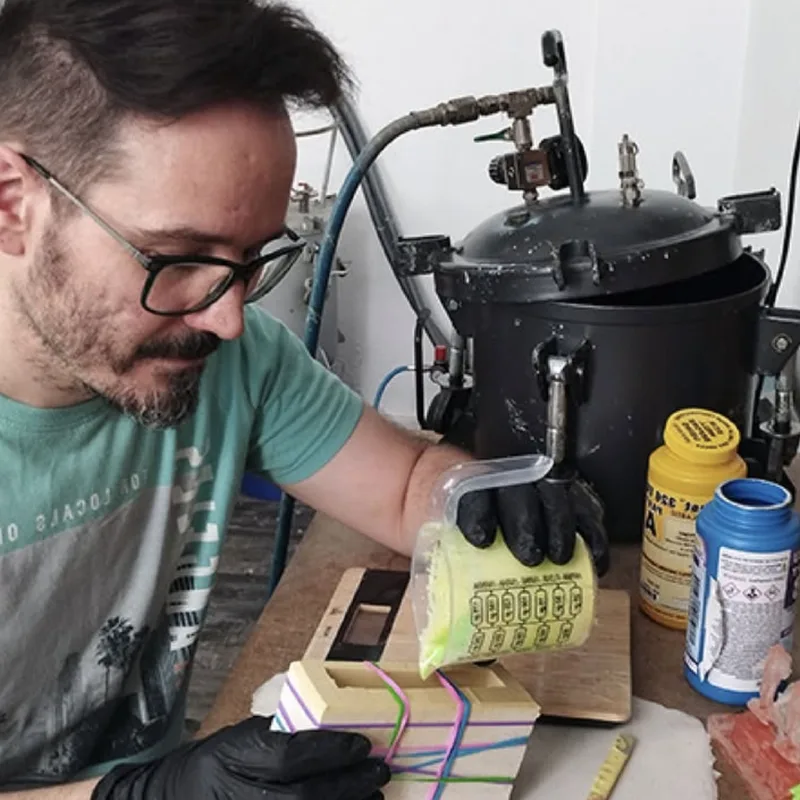 Chema RZ vertiendo resina en un molde en su taller