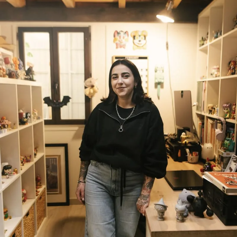 Andrea Calleja en su estudio rodeada de figuras